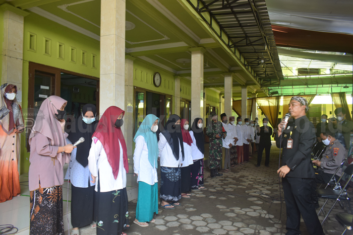 Dua Santri Kaget Dihadiahi Laptop dan HP Karena Hafal 20 Juz