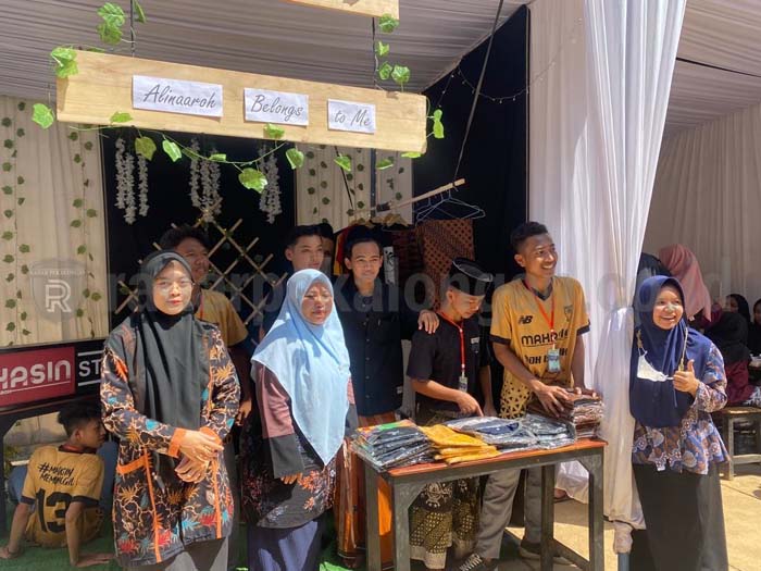 Gelar Bazar, MA Takhasus Al-Inaaroh Batang Unjuk Produk Kreasi Santri