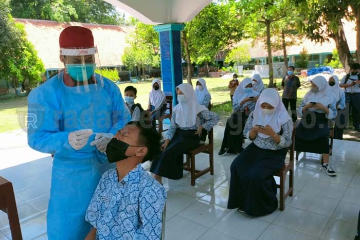 Uji Petik Swab Antigen, Siswa dan Guru yang PTM Negatif Covid