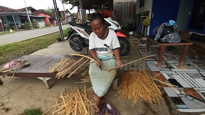Banjir, Produksi Besek Ikut Terdampak