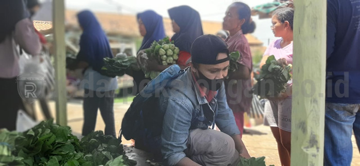 Bagikan Sayur Gratis, Bantu Warga Jaga Imunitas