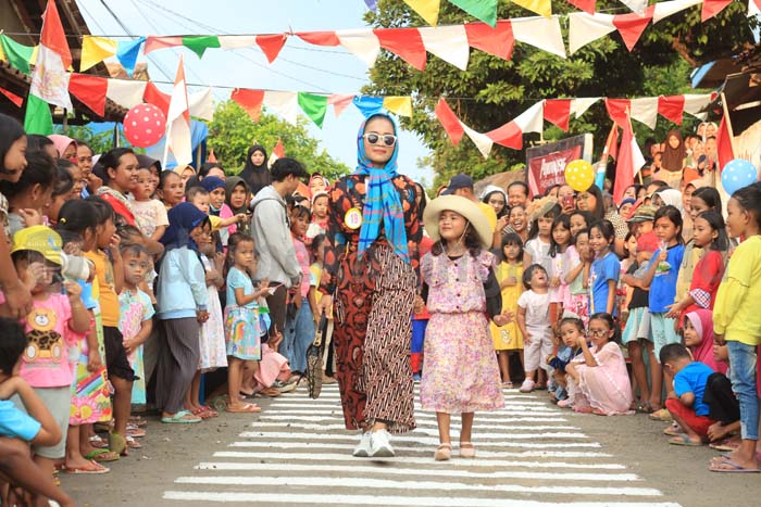 Tua Muda Ikut Ramaikan Ponowareng Fashion Road
