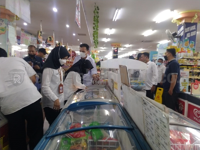 Sidak, Tim Temukan Produk dengan Kemasan Rusak