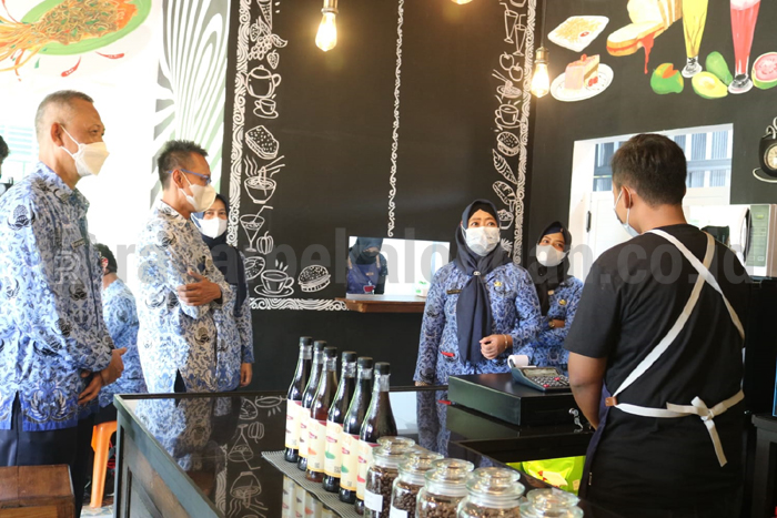 Sopir Ngantuk, Truk Trailer Nyungsep ke Sungai