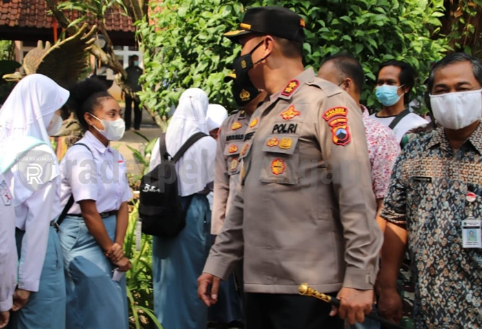 Kapolres Beri Bantuan Pelajar Asal Papua