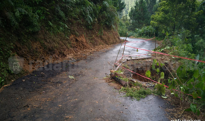 Jalan Lebakbarang - Paninggaran Longsor