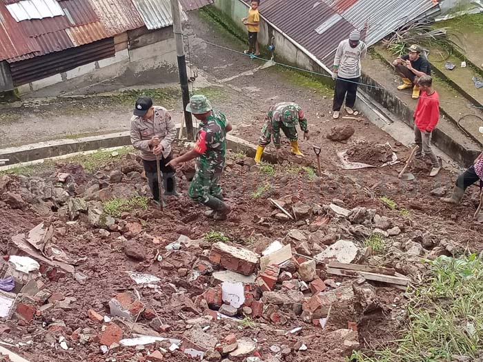 Rumah Sodikin Dihajar Longsor