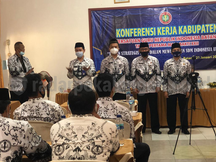 PGRI Batang Beri Bantuan Rehab Korban Longsor Sigemplong