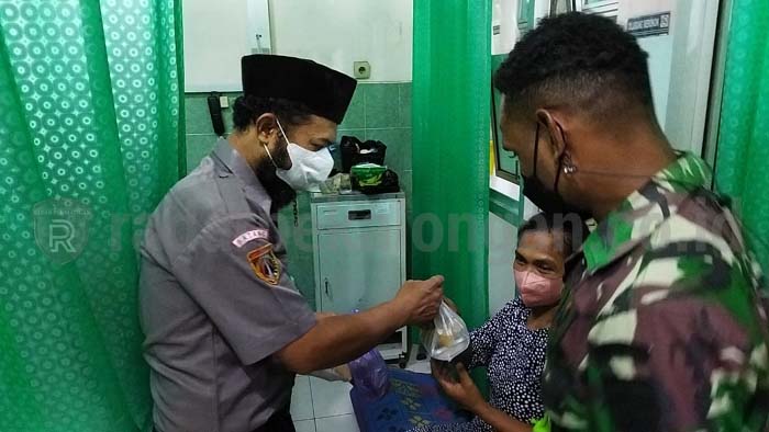Pramuka Bagikan Takjil ke Penunggu Pasien RSUD Batang
