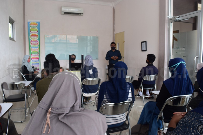 Semangat Ikuti Ujian Kompetensi Bahasa Inggris di Saat Pandemi