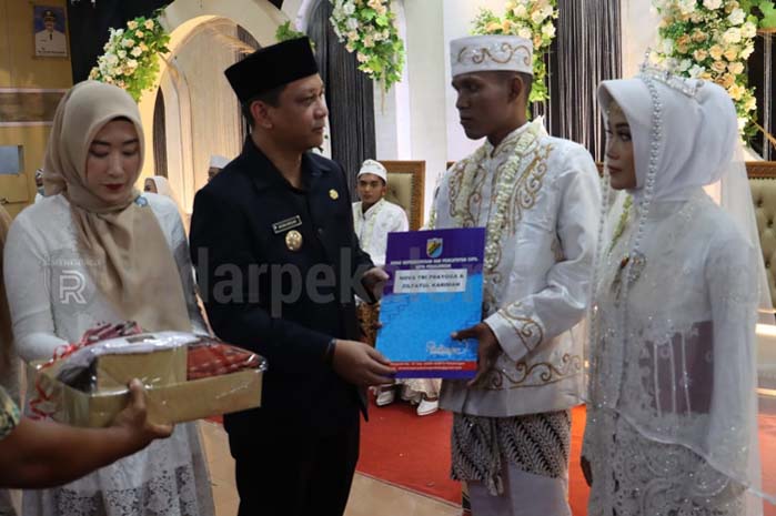 10 Pasang Pengantin Ikuti Legalisasi Pernikahan