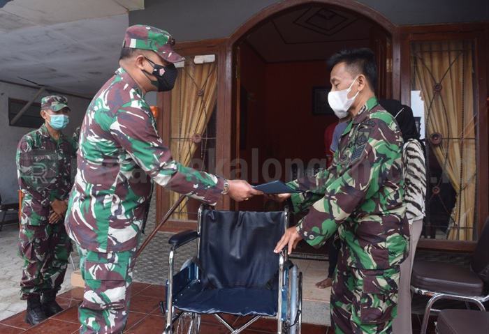 Dandim Beri Santunan dan Kursi Roda ke Anggota yang Sakit Menahun