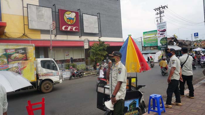 Petugas Gabungan Tertibkan PKL dan Parkir di Kawasan Alun-Alun