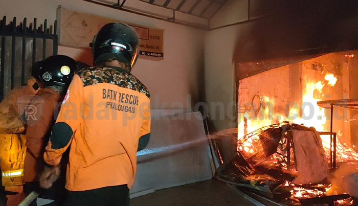 Tempat Produksi Batik dan Satu Rumah Terbakar