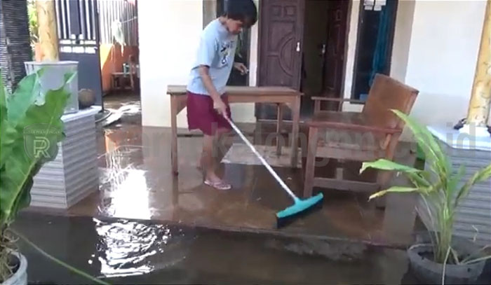 Warga Mulai Bersihkan Endapan dan Sampah Sisa Banjir