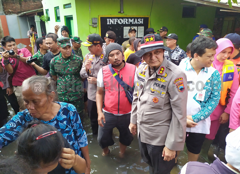 Kapolda Jateng Kunjungi Korban Banjir dan Beri Bantuan