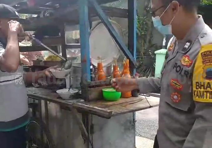 Pak Bhabin Beri Bakso Gratis ke Warga usai Vaksinasi