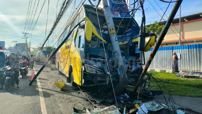 Bus Hajar Tiang Listrik