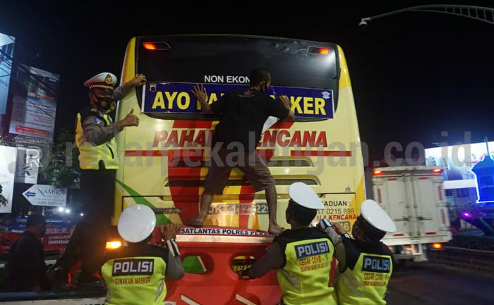 Satlantas Pasang Stiker Imbauan Pakai Masker di Bus dan Angkot