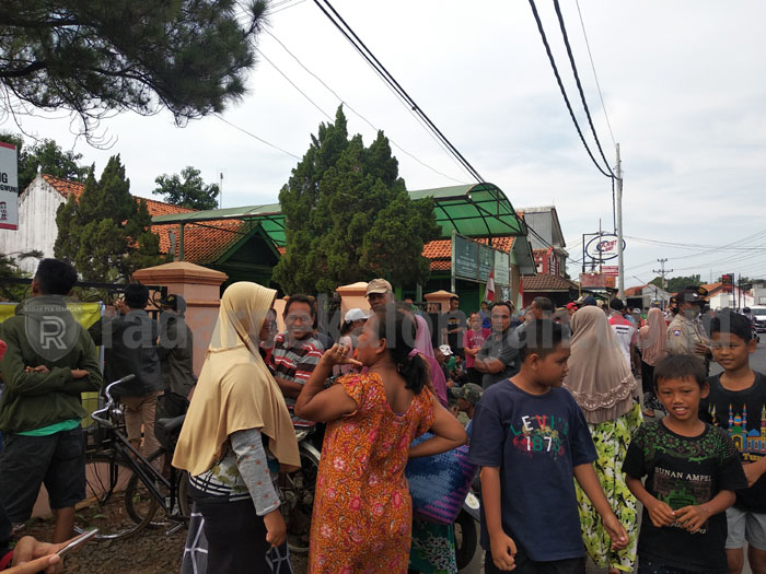 Warga Geruduk Balai Desa Ambokembang