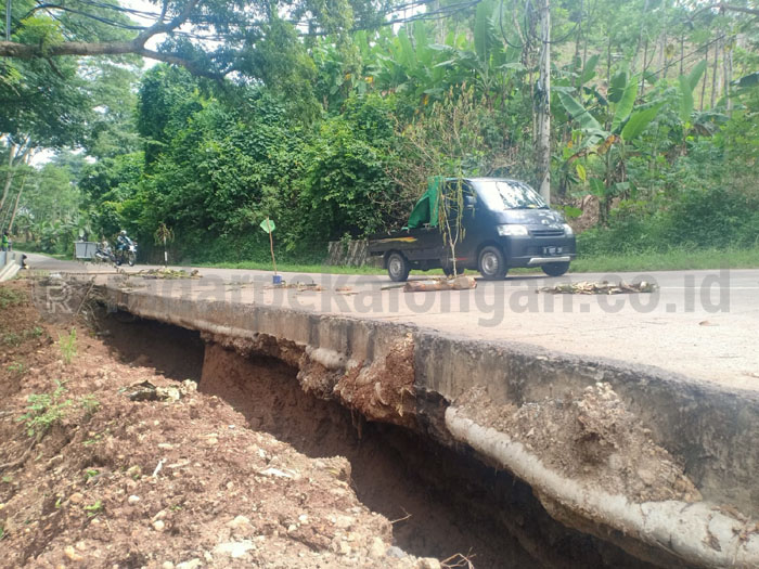 Hujan Lebat, Jalan Raya Weleri-Patean Longsor