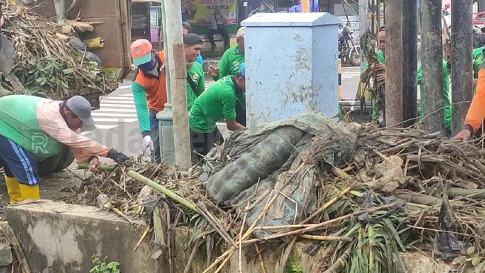 Duh, Balok Kayu Hingga Kasur Menumpuk di Sungai