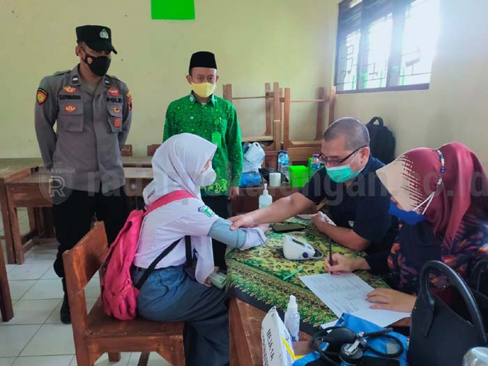 1.035 Siswa Disuntik Vaksin