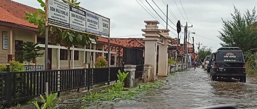 Puluhan Sekolah Kebanjiran