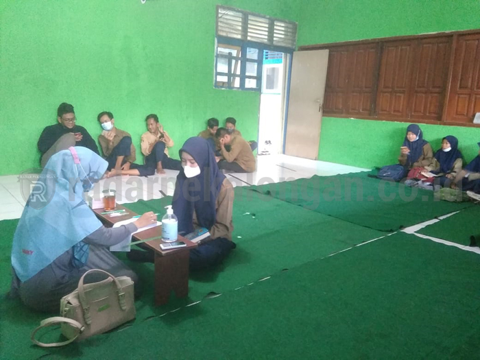 Prokes Ketat, MA Muhammadiyah Batang Uji Hafalan Tahfidz Siswa