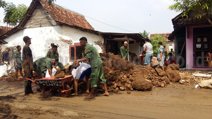 Permukiman Tergenang, Bantaran Kali Ditanggul