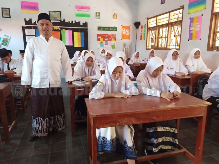 Wajibkan Siswa Memakai Sarung