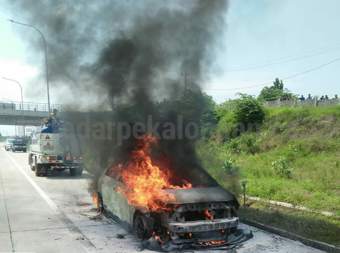 Toyota Vios Terbakar di Tol Kaliwungu