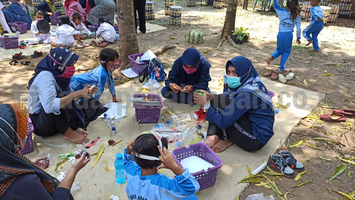 Ibu dan Anak Diajak Berkreasi dengan Aneka Limbah