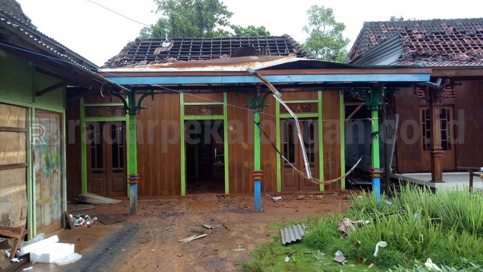 Puluhan Rumah Diterjang Angin Puting Beliung