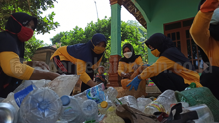 Tetap Patuhi Prokes Sambil Mengolah Sampah jadi Rupiah