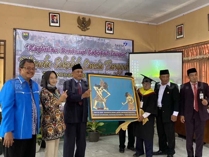 Gelar Wisuda, Sekolah Tangguh Sukses Tingkatkatkan Kualitas Hidup Lansia