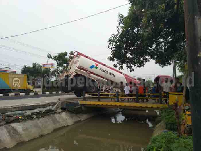 Sopir Ngantuk, Truk BBM Nyemplung Sungai