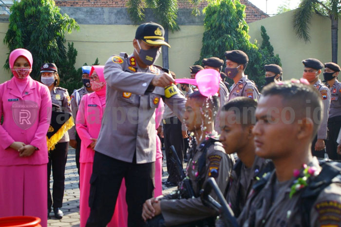 Polres Lakukan Tradisi Siraman dan Pembaretan Bintara Remaja