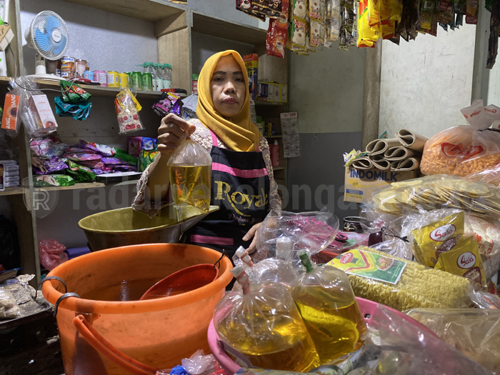 Langka, Minyak Curah Dijual di Atas HET