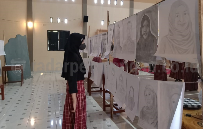 Pamerkan Gambar Wajah Guru, Dorong Kreativitas Siswa