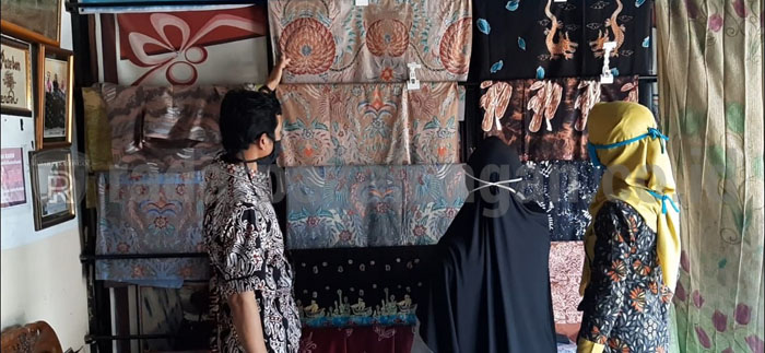 Berinovasi, UMKM Produksi Batik Motif Lumpur