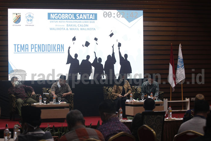 Dua Bapaslon Diberi PR