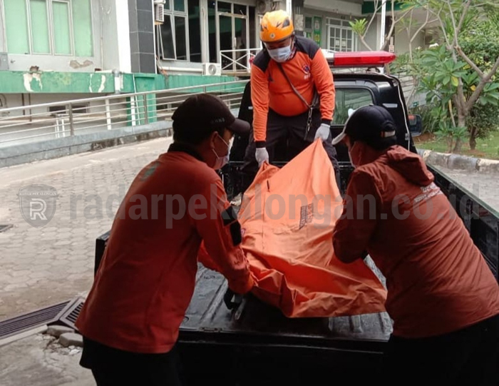 Mayat Setengah Telanjang Ditemukan di Semak-semak