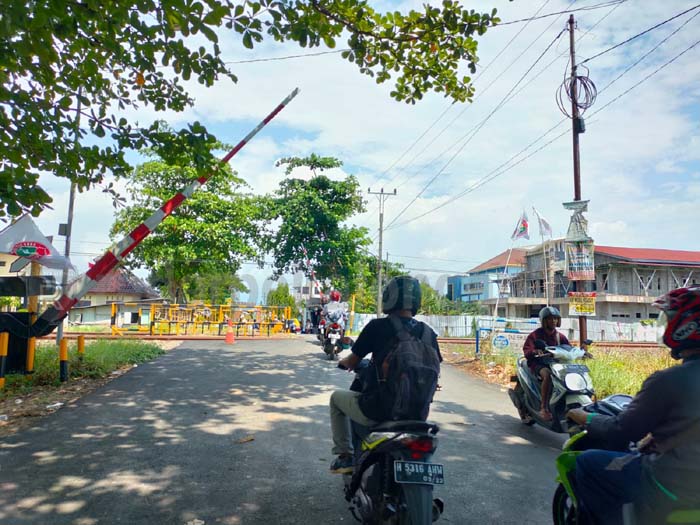 Belum Berpalang, Lima Perlintasan KA Dijaga Ormas.