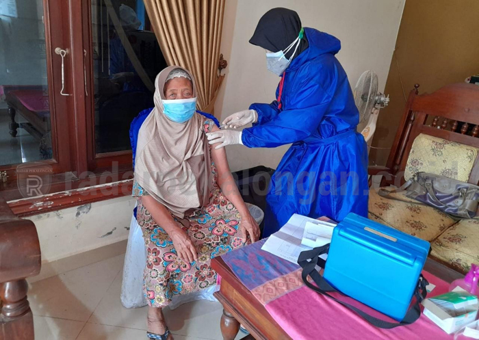 Para Lansia Antusias Ikuti Vaksinasi Tahap II