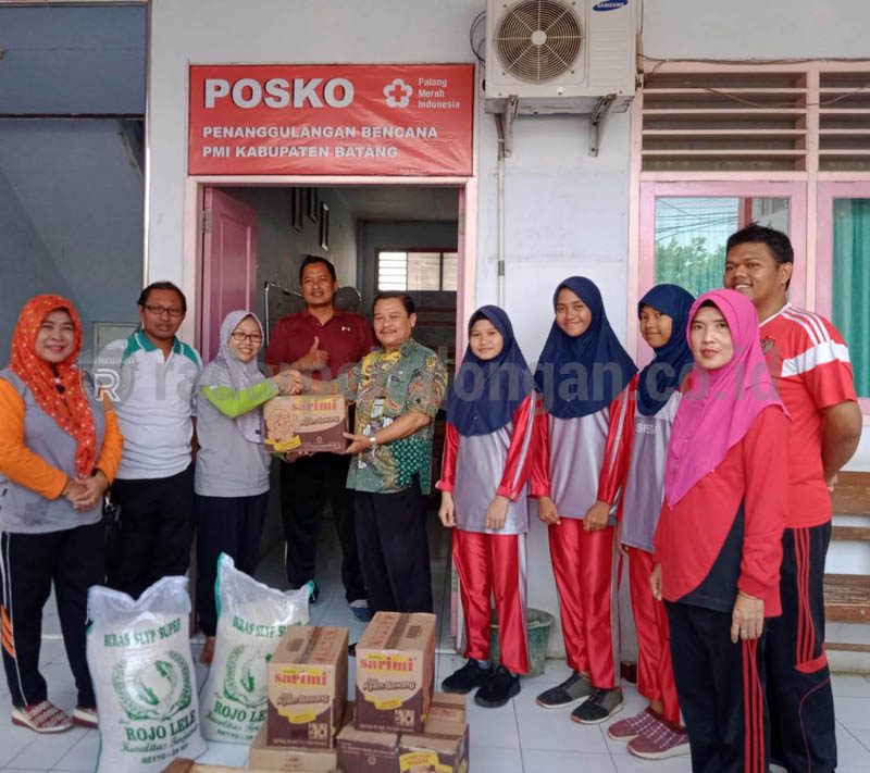 Bantu Warga, SMPN 3 Batang Serahkan Donasi via PMI