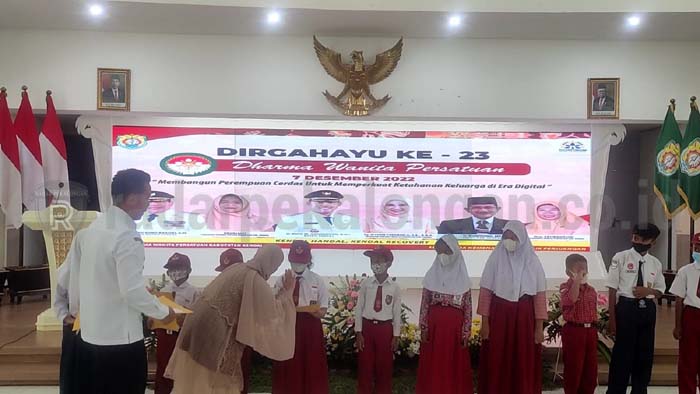 Cegah Siswa DO, DWP Berikan Beasiswa