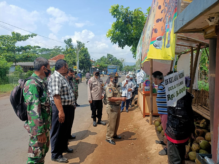 Membahayakan, Bahu Jalan Digunakan Jualan