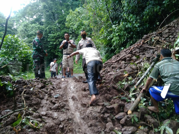 Jalur Karanganyar-Lebakbarang Tertutup Longsor