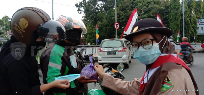 Pramuka MAN Batang Bagi Takjil dan Doa Bersama KRI Nanggala 402